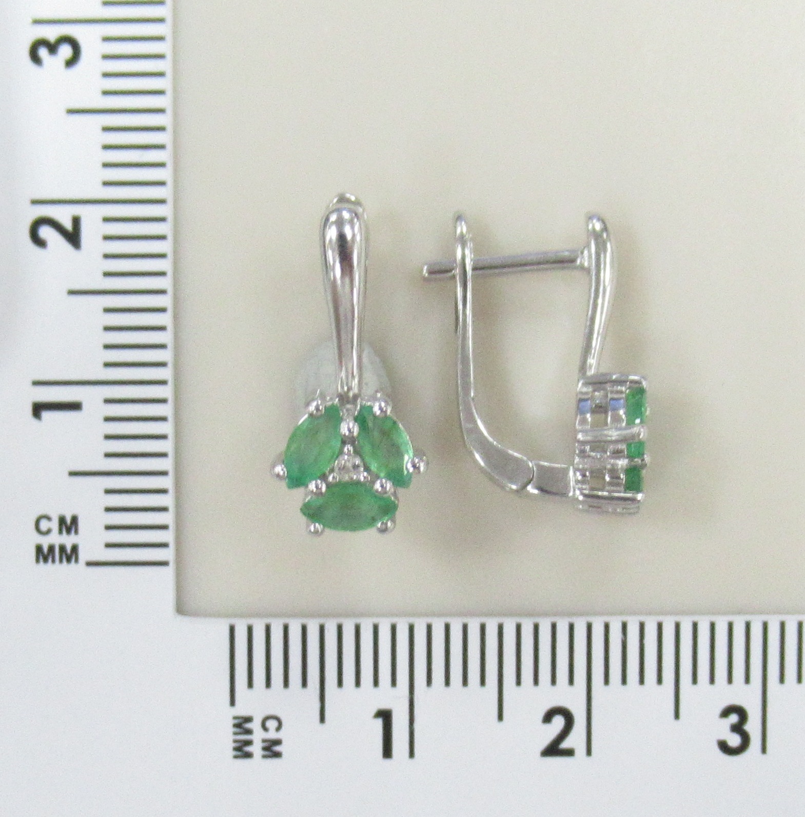 Серебряные серьги 925 пробы; вставки 6 Изумруд (F) 0,74ct 3/Г3; 2 Топаз белый 0,03ct;